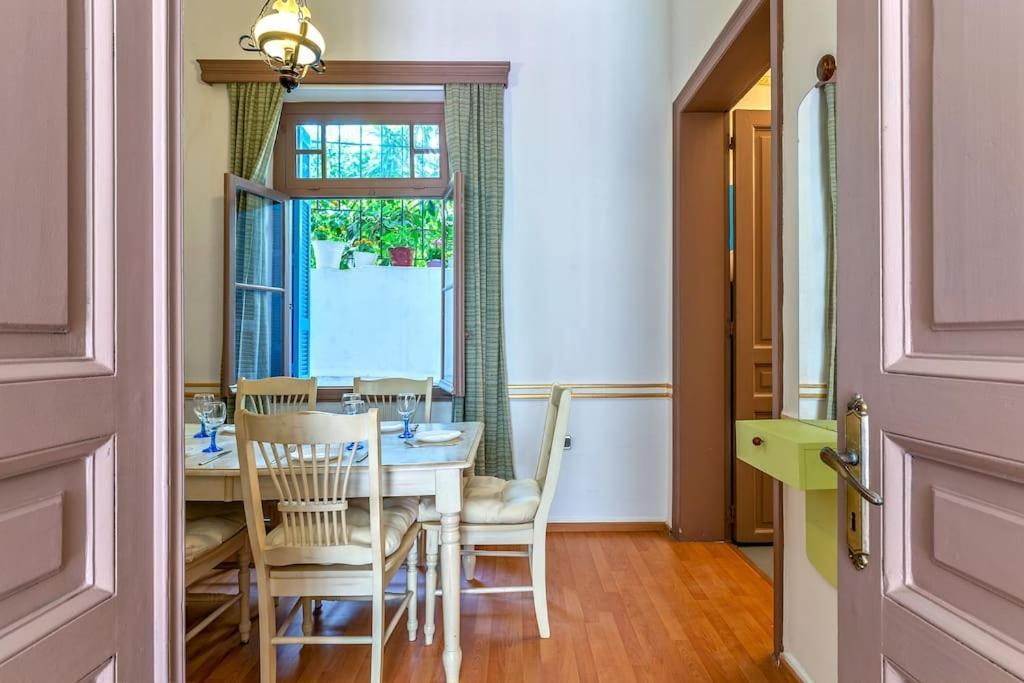 4 Bedroom Vintage House In Heart Of Pagrati Apartment